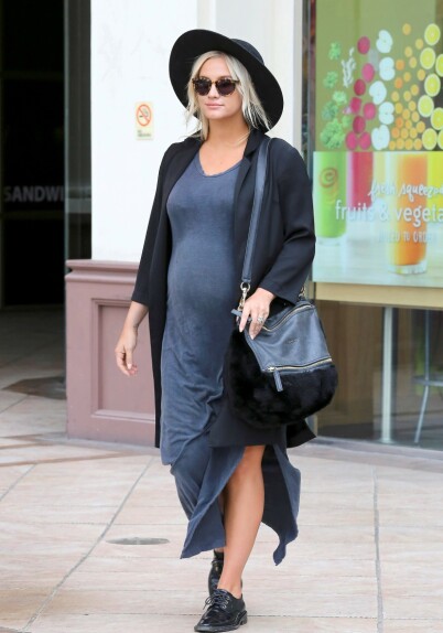 GRAVID: Her er Ashlee Simpson avbildet tidligere denne uken. På bildet kan man se gravidmagen. Foto: NTB Scanpix GRAVID: Her er Ashlee Simpson avbildet tidligere denne uken. På bildet kan man se gravidmagen. Foto: NTB Scanpix